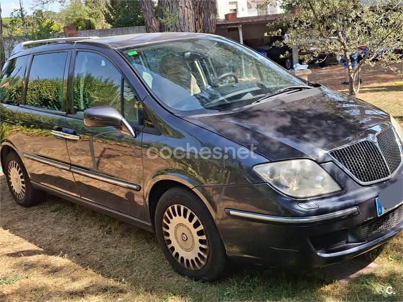 Usado Lancia Phedra 128 CV (94 kW) 2004 Gris / plata Monovolumen