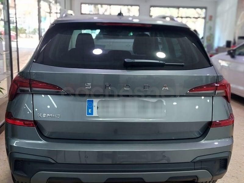 Usado Skoda Kamiq Selection 115 CV (84 kW) 2025 Gris / plata SUV