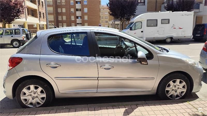 Usado Peugeot 207 Active 70 CV (51 kW) 2011 Gris / plata Berlina
