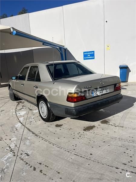 Usado Mercedes E230 132 CV (97 kW) 1988 Beige Berlina