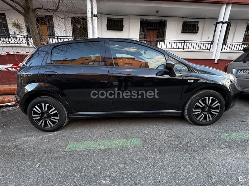 Usado Fiat Punto Young 69 CV (50 kW) 2014 Negro Berlina