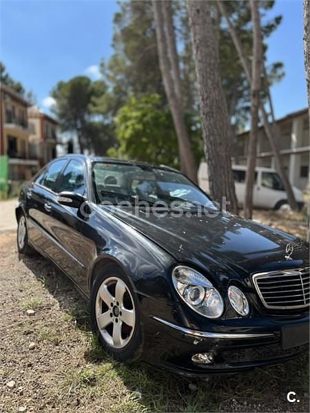 Usado Mercedes E270 Classic 177 CV (130 kW) 2005 Negro Berlina