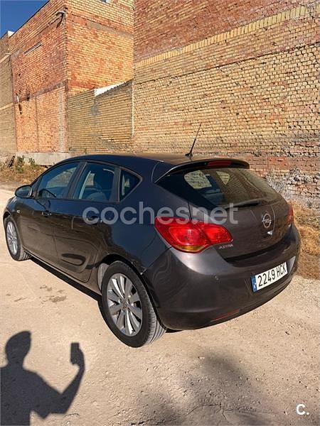 Usado Opel Astra Sportive 110 CV (80 kW) 2013 Negro Berlina