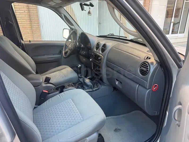 Usado Jeep Cherokee Limited 163 CV (119 kW) 2008 Gris / plata SUV