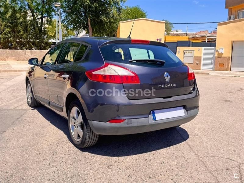 Usado Renault Mégane Dynamique 130 CV (95 kW) 2011 Gris / plata Berlina