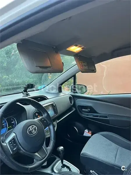 Usado Toyota Yaris Hybrid Active 100 CV (73 kW) 2015 Blanco Berlina