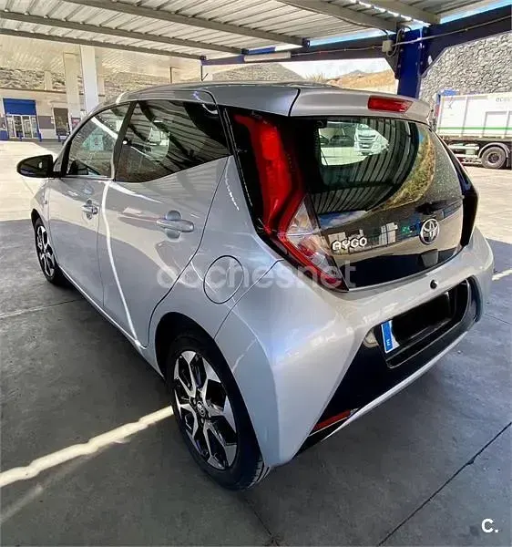 Usado Toyota Aygo X-play 69 CV (50 kW) 2019 Gris / plata Utilitario