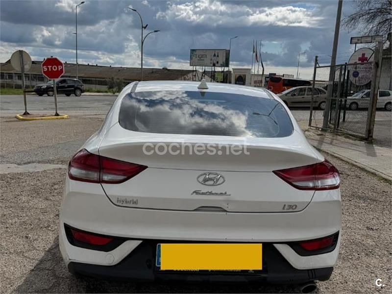 Usado Hyundai i30 120 CV (88 kW) 2022 Blanco Berlina