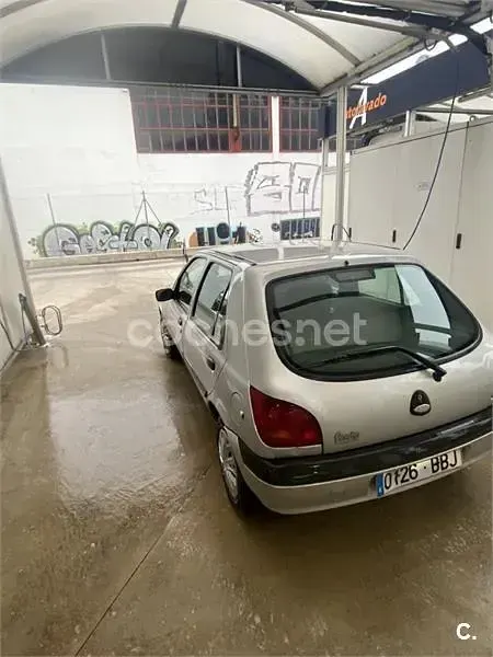 Usado Ford Fiesta Ambiente 60 CV (44 kW) 2000 Gris / plata Utilitario