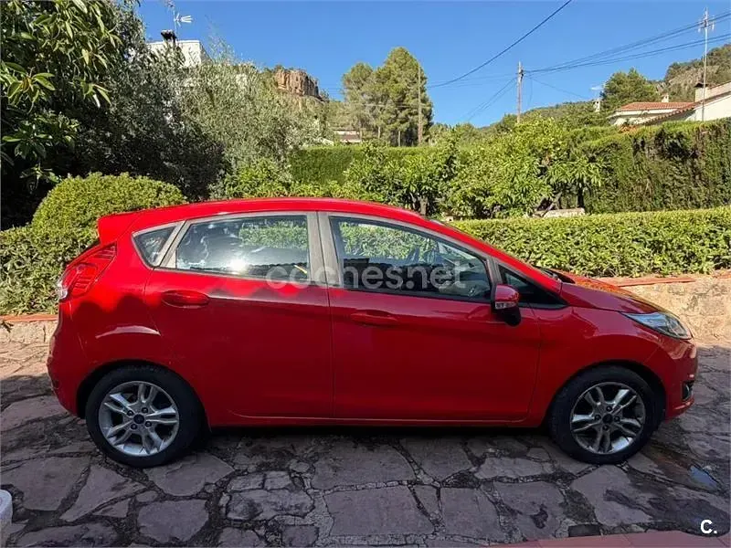 Usado Ford Fiesta Trend 100 CV (73 kW) 2017 Rojo Utilitario