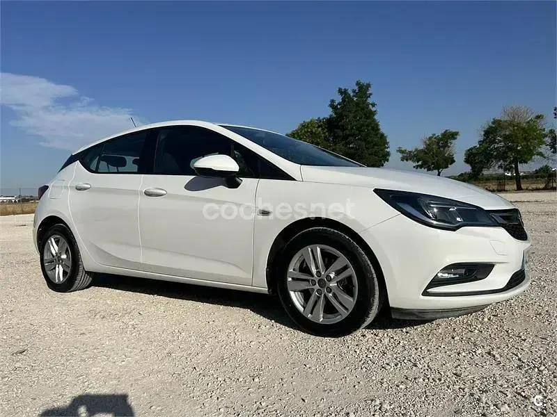 Usado Opel Astra Selective 105 CV (77 kW) 2017 Blanco Berlina
