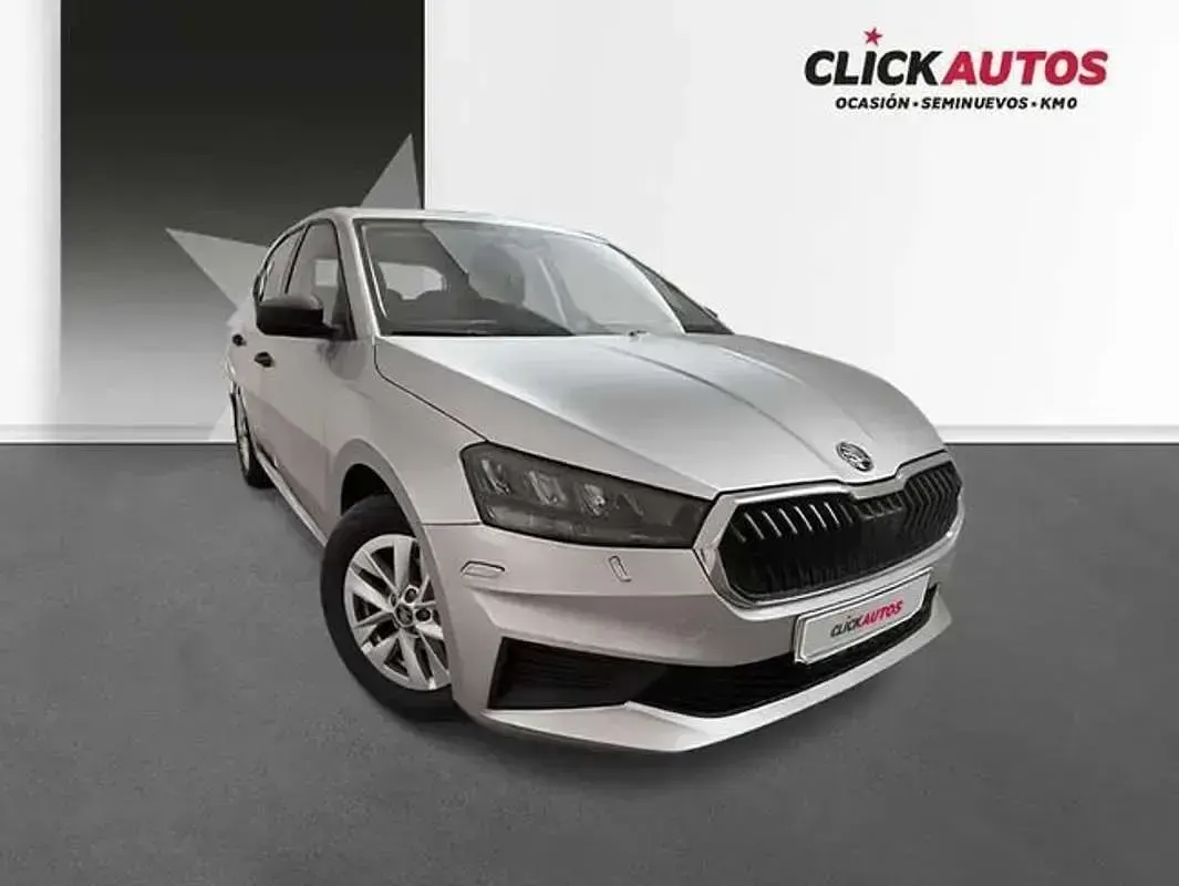 Usado Skoda Fabia Essence 80 CV (58 kW) 2025 Plateado Utilitario