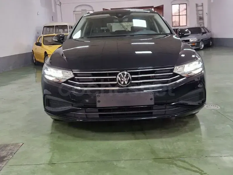 Usado VW Passat Executive 122 CV (89 kW) 2022 Negro Familiar