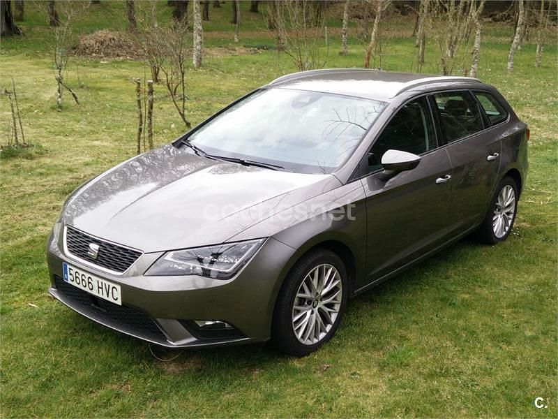 Usado Seat Leon ST Style 105 CV (77 kW) 2013 Gris / plata Familiar