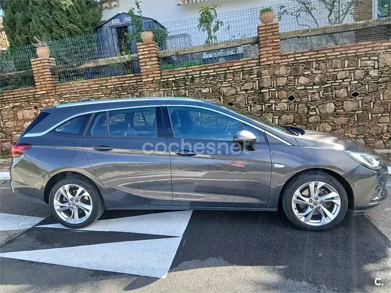 Usado Opel Astra Business 110 CV (80 kW) 2017 Gris / plata Familiar