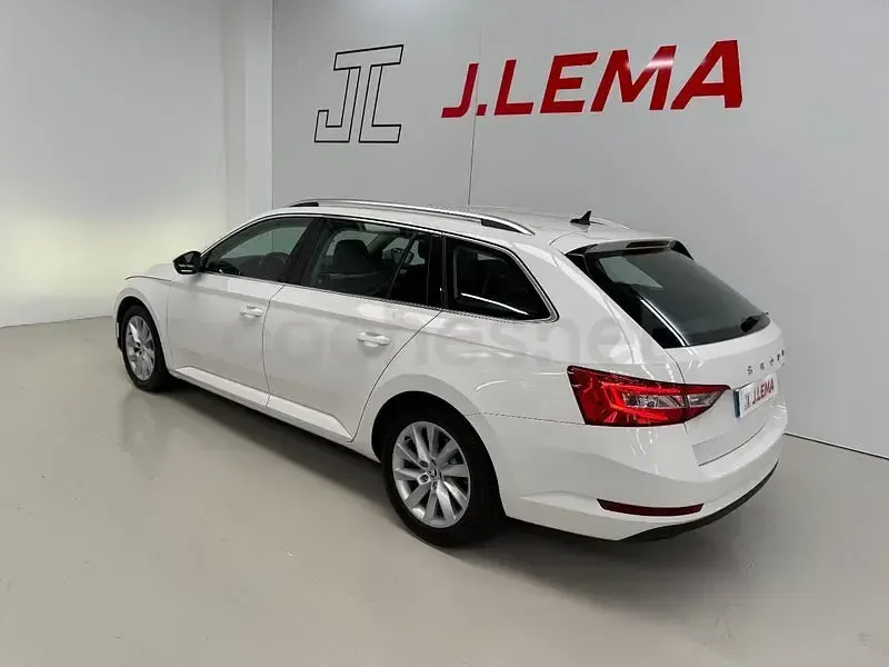 Usado Skoda Superb Ambition 150 CV (110 kW) 2021 Blanco Familiar