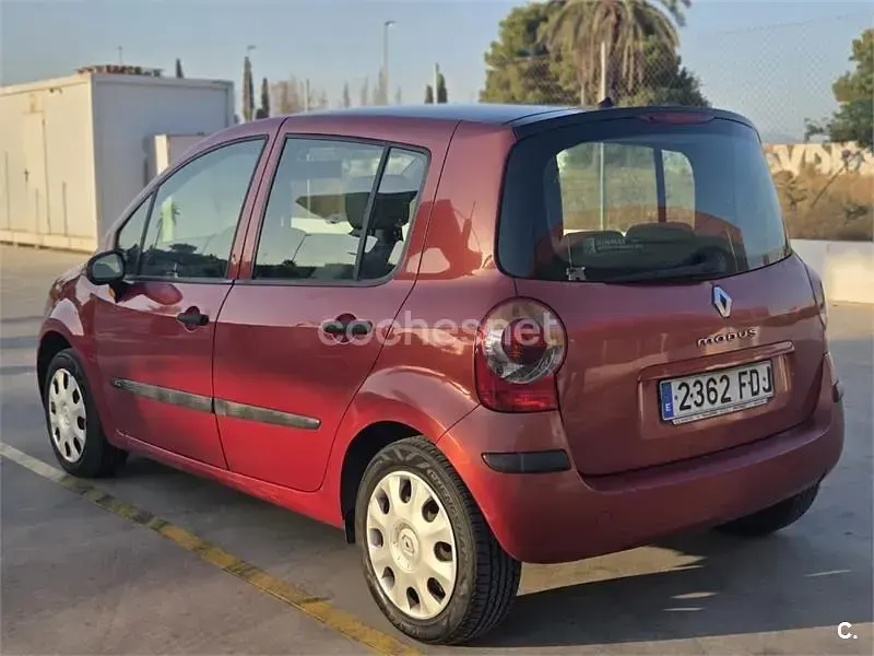 Usado Renault Modus Authentique 85 CV (62 kW) 2007 Rojo Monovolumen