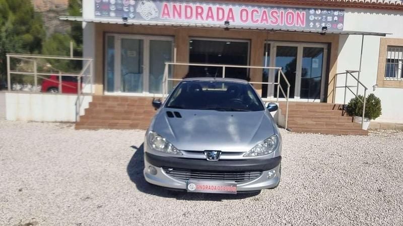 Usado Peugeot 206 109 CV (80 kW) 2002 Gris Descapotable