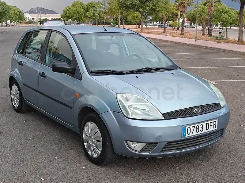 Usado Ford Fiesta Trend 80 CV (58 kW) 2005 Azul Utilitario