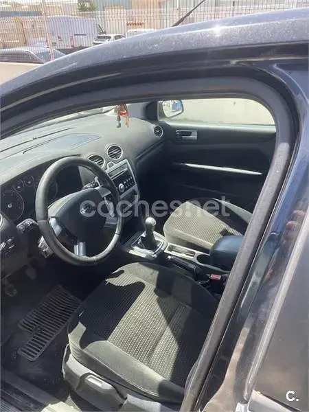 Usado Ford Focus Ghia 115 HP (84 kW) 2007 Preto Sedan