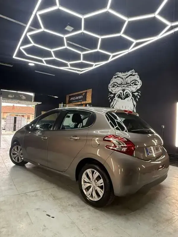Usado Peugeot 208 Active 82 CV (60 kW) 2013 Marrón Utilitario