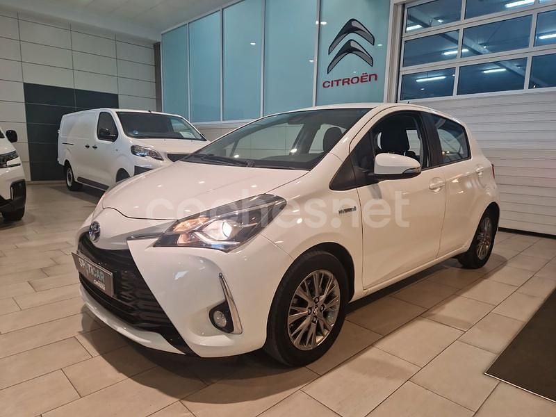 Usado Toyota Yaris Hybrid Active 100 CV (73 kW) 2020 Blanco Berlina