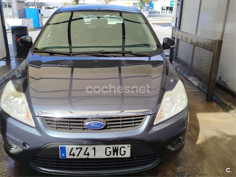 Usado Ford Focus Trend 90 CV (66 kW) 2010 Gris / plata Berlina