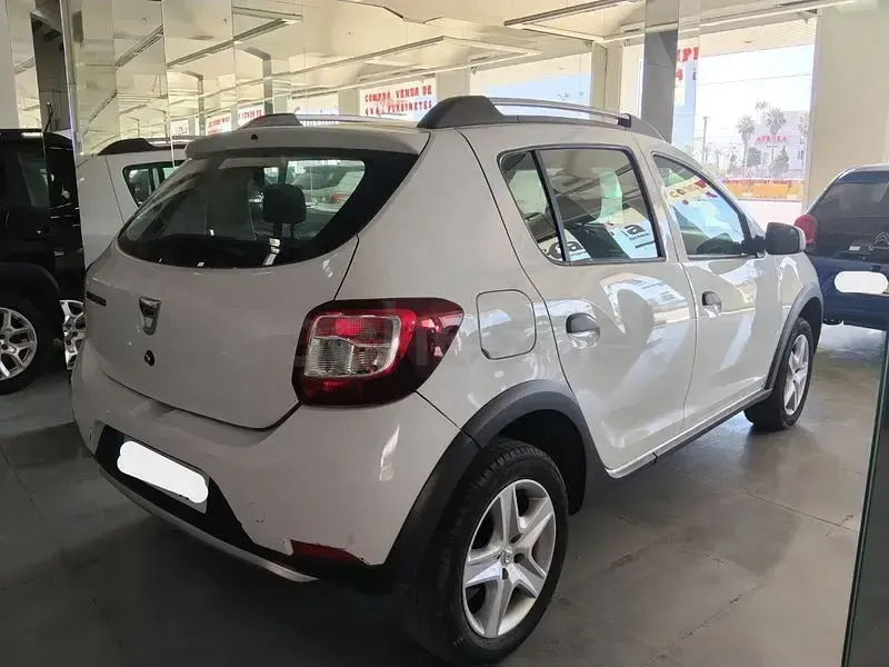 Usado Dacia Sandero Stepway 90 CV (66 kW) 2016 Blanco Berlina