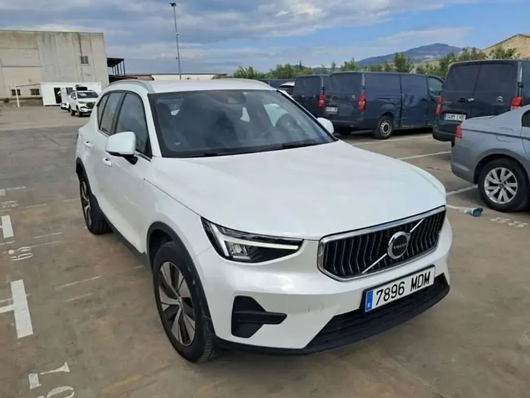 Käytetty Volvo XC40 Plus 262 HP (192 kW) 2023 Valkoinen Katumaasturi