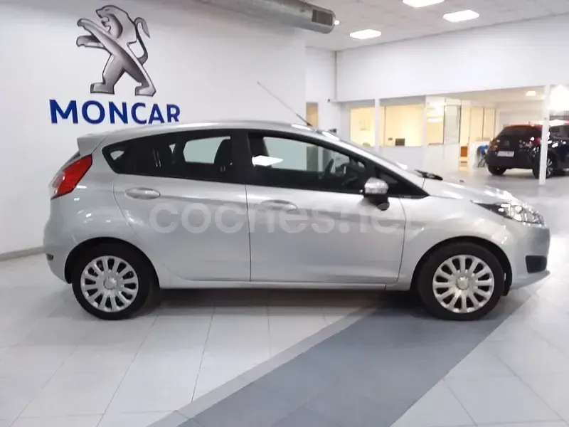 Usado Ford Fiesta Trend 100 CV (73 kW) 2016 Gris / plata Utilitario