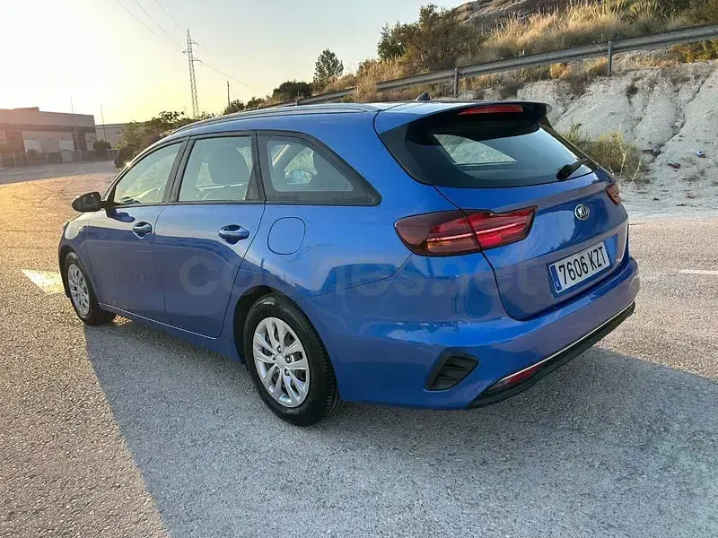 Usado Kia Ceed 120 CV (88 kW) 2019 Azul Utilitario