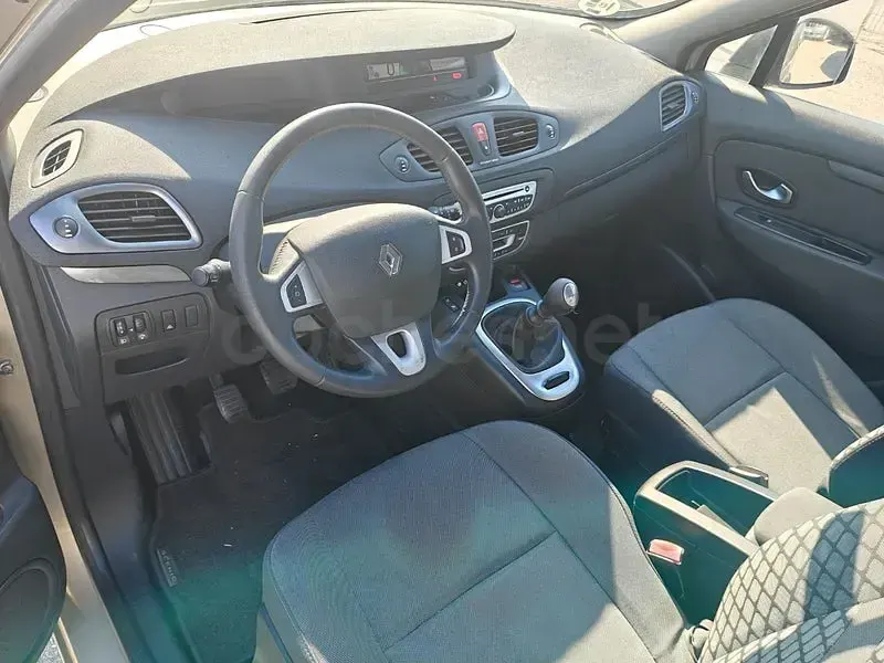 Usado Renault Scénic III Dynamique 110 CV (80 kW) 2011 Beige Monovolumen