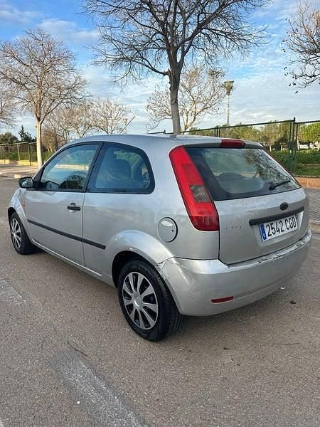 Usado Ford Fiesta Trend 80 CV (58 kW) 2003 Gris / plata Utilitario