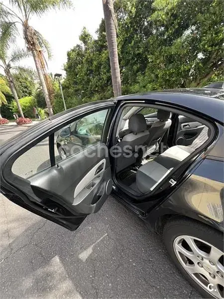 Usado Chevrolet Cruze LS 125 CV (91 kW) 2010 Negro Berlina