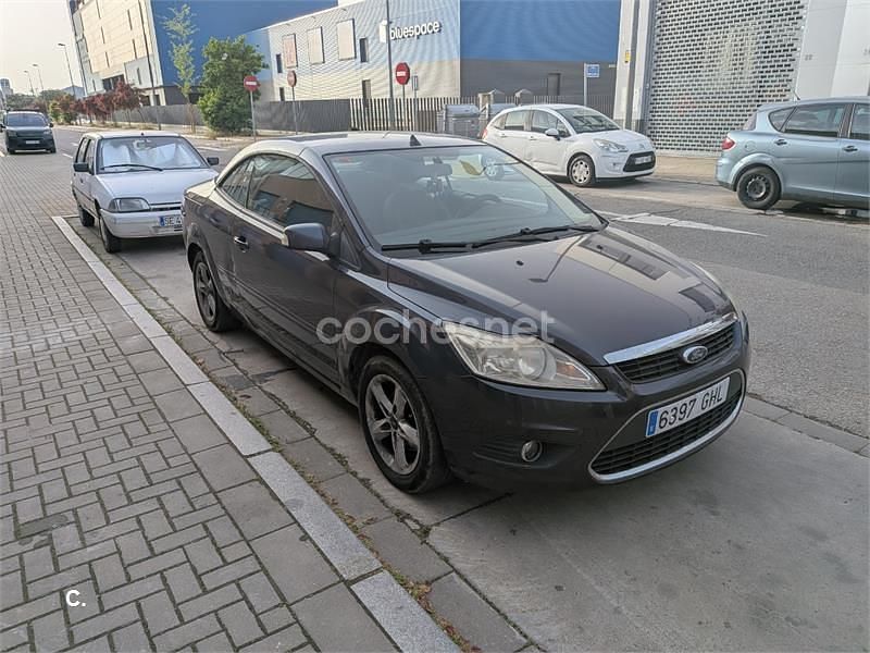 Usado Ford Focus Cabriolet Trend 100 CV (73 kW) 2008 Violeta / lila Descapotable