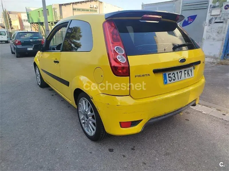 Usado Ford Fiesta Sport 100 CV (73 kW) 2007 Amarillo Utilitario