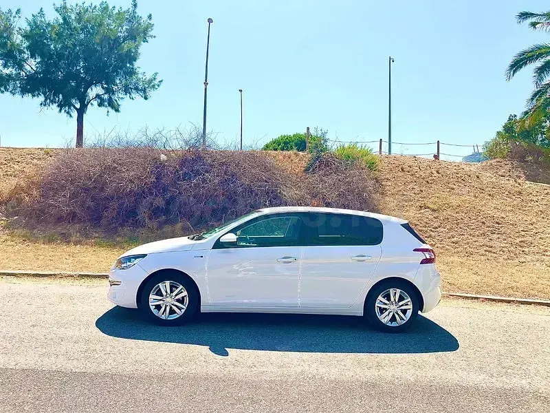Usado Peugeot 308 Active 130 CV (95 kW) 2017 Blanco Berlina