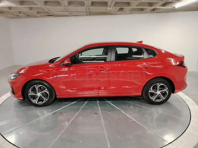 Usado Hyundai i30 120 CV (88 kW) 2021 Rojo Berlina