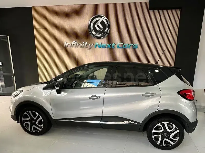 Usado Renault Captur Intens 90 CV (66 kW) 2017 Gris / plata SUV