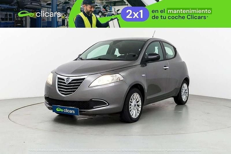 Usado Lancia Ypsilon Gold 69 CV (50 kW) 2014 Gris Utilitario