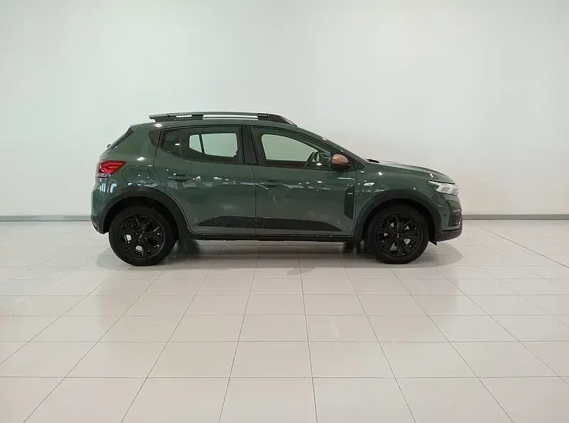 Usado Dacia Sandero Extreme 100 CV (73 kW) 2025 Verde Berlina