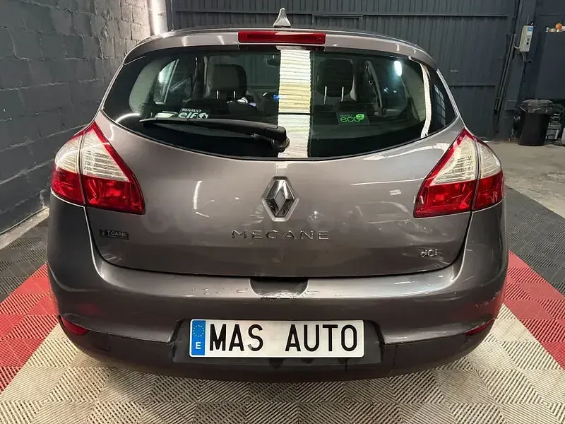 Usado Renault Mégane III Business 105 CV (77 kW) 2009 Gris / plata Berlina