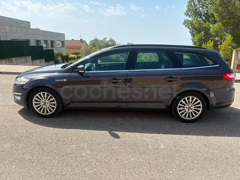 Usado Ford Mondeo Limited 115 CV (84 kW) 2014 Gris / plata Familiar