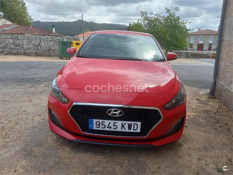 Usado Hyundai i30 120 CV (88 kW) 2019 Granate Berlina