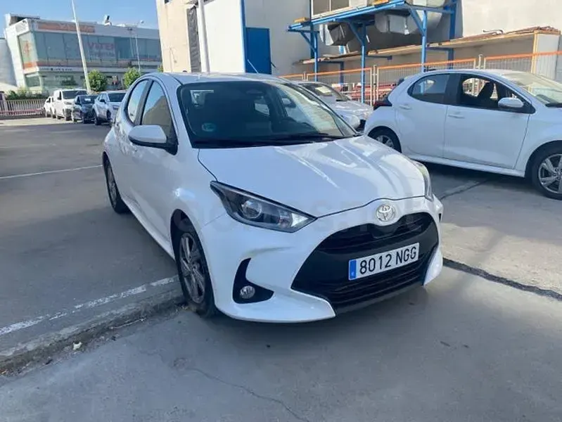 Usado Toyota Yaris Hybrid Active 116 CV (85 kW) 2025 Blanco Berlina