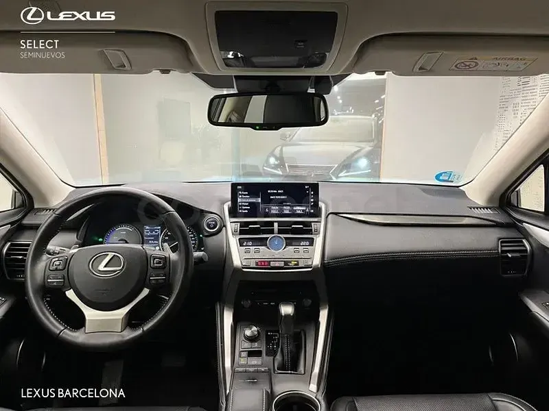 Usado Lexus NX300h Executive Line 197 CV (144 kW) 2019 Gris / plata SUV