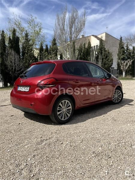 Usado Peugeot 208 Style 100 CV (73 kW) 2017 Rojo Utilitario