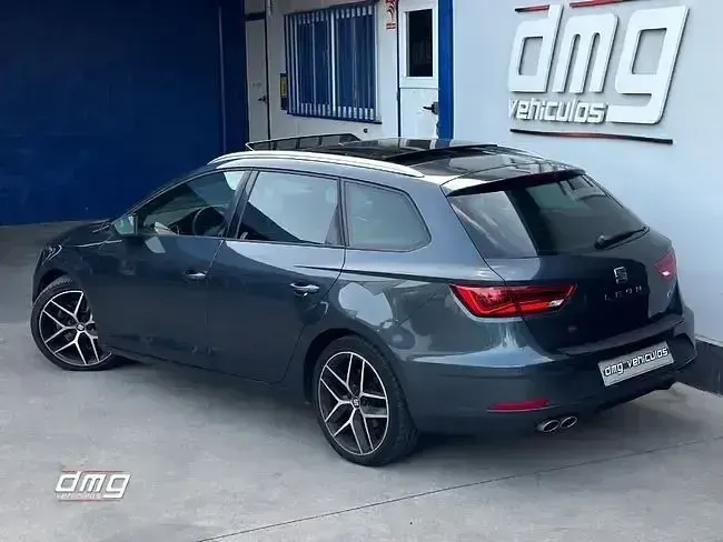 Usado Seat Leon FR 150 CV (110 kW) 2020 Gris / plata Familiar