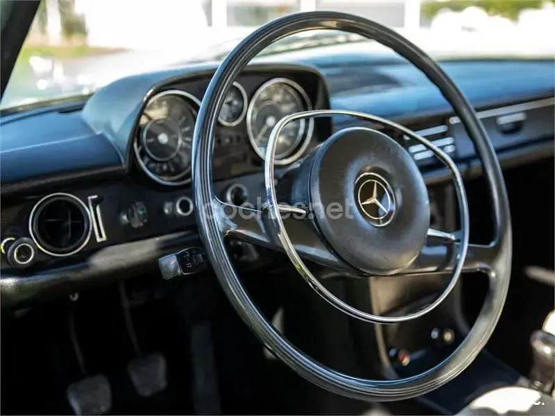 Usado Mercedes 200 75 CV (55 kW) 1982 Verde Berlina