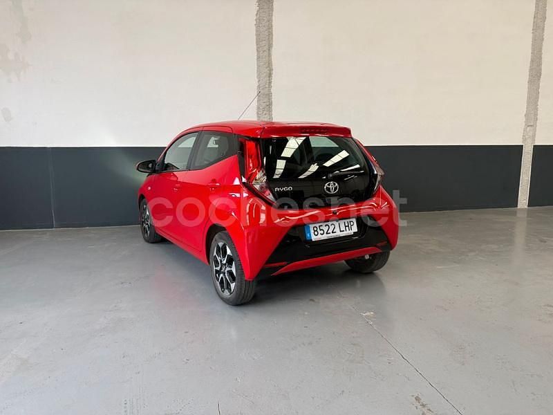 Usado Toyota Aygo X-cite 72 CV (52 kW) 2020 Rojo Utilitario